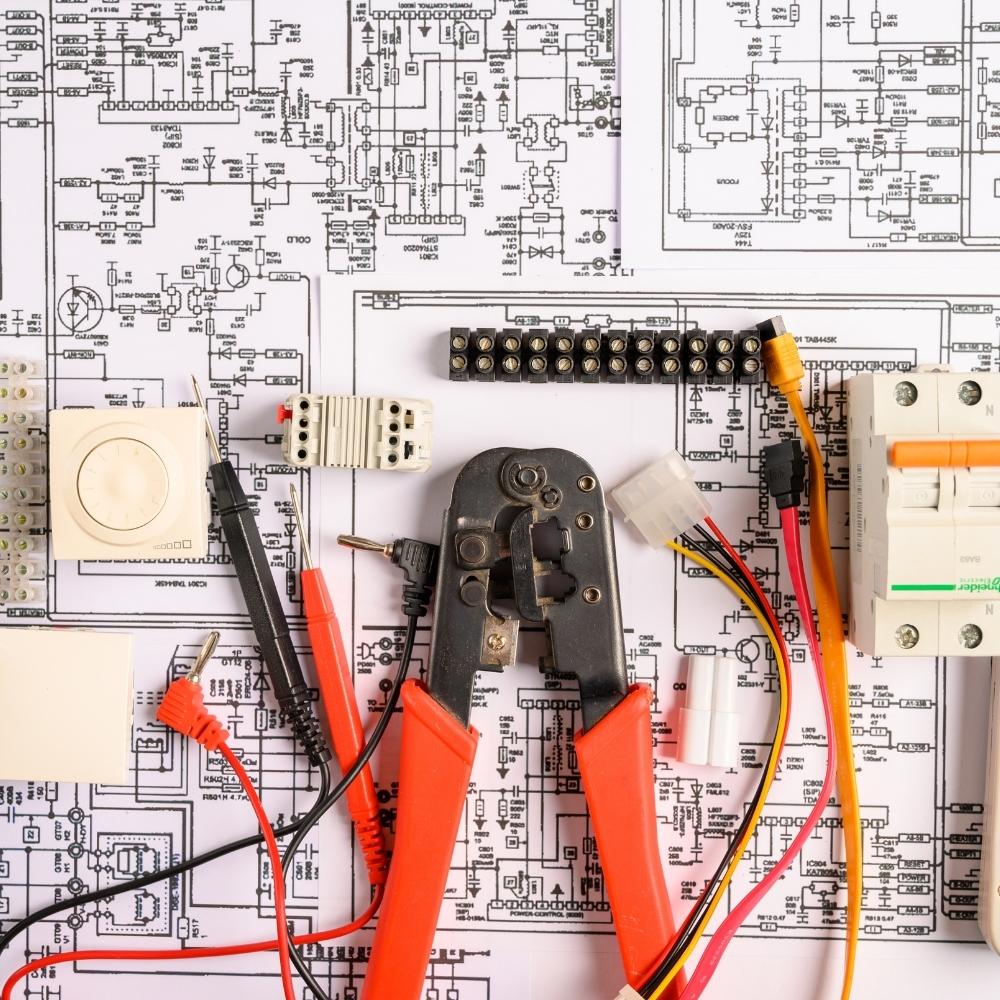 planung einer elektronischen anlage mit plänen und werkzeug